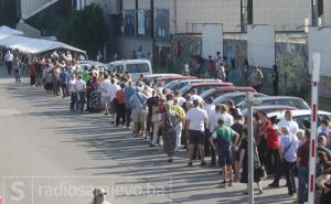 Kilometarske kolone pred Zetrom: Veliki odziv građana na vakcinaciju